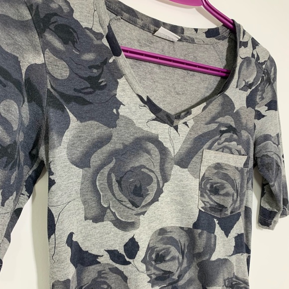 ๐5/$20๐Suzy Shier Floral Gray T-Shirt - Picture 2 of 6